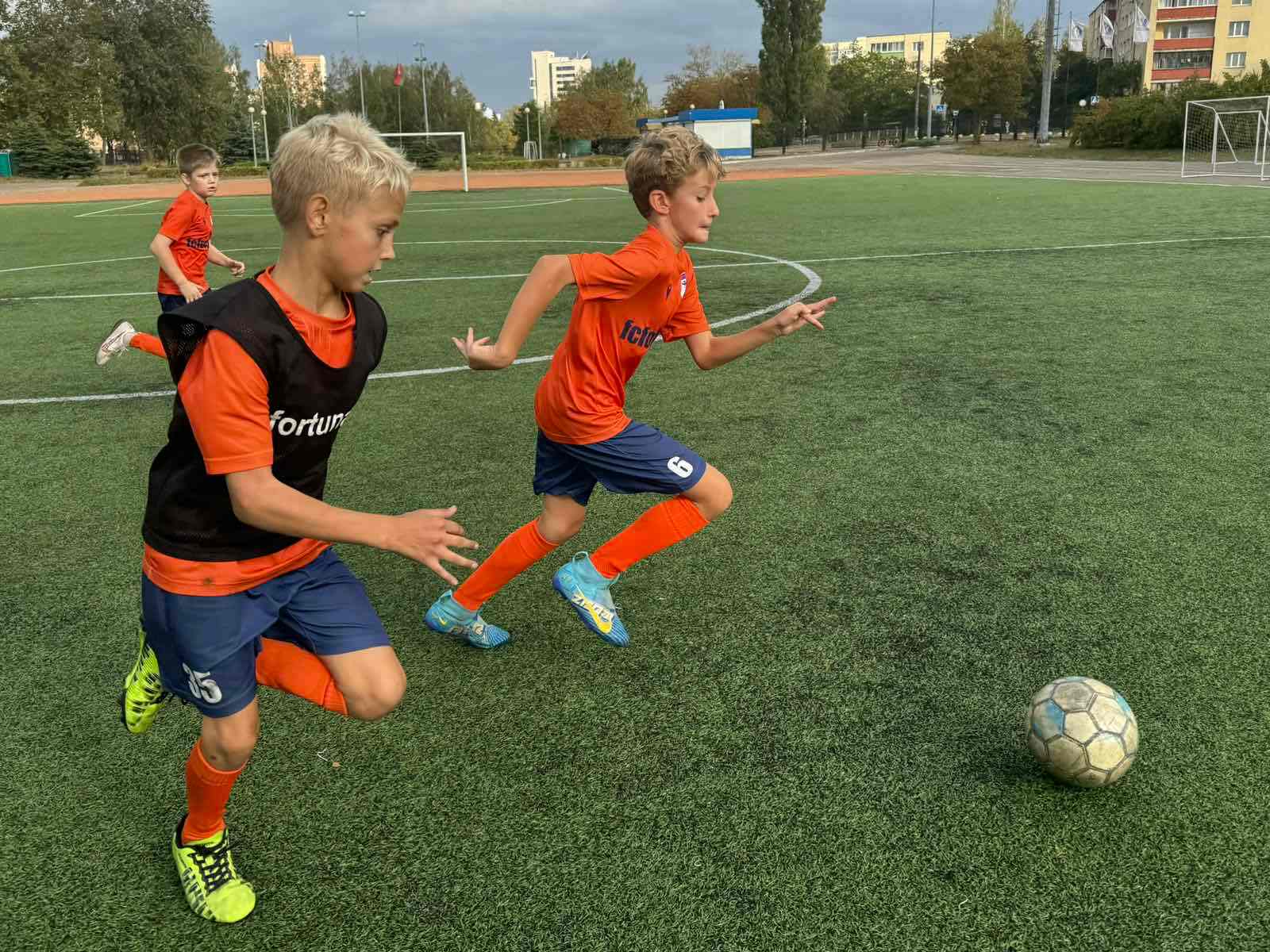 ДЕНЬ ЗА ДНЕМ: ПРИТОК НОВИЧКОВ ПРИНЕС ПРИЯТНУЮ ПРОБЛЕМУ УВЕЛИЧЕНИЯ ЧИСЛА ВЕСЕЛЫХ ГРУПП...