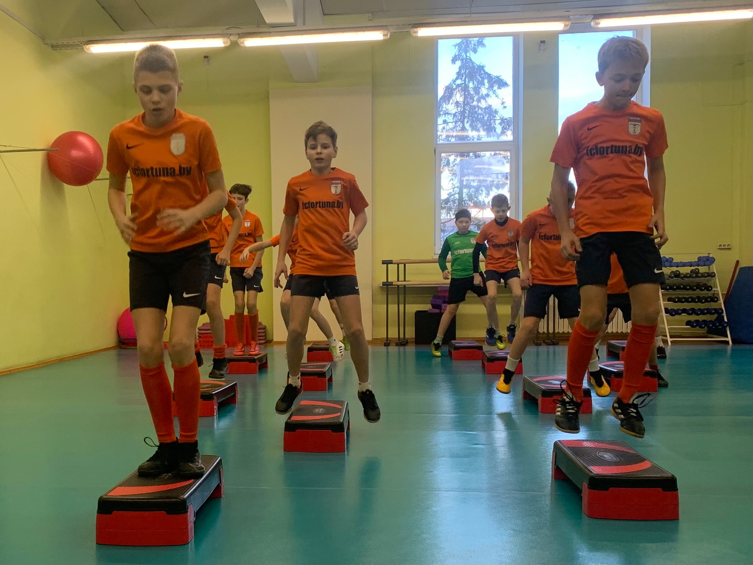ДЕНЬ ЗА ДНЕМ. ЧЕТВЕРГ: STEP BY STEP!